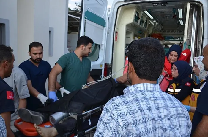 kamyonet-tira-carpti-baba-oldu-oglu-agir-yarali-1724827489601.jpeg Yaralıya müdahale anından bir kare