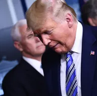 Corona virüs toplantısına damga vuran an! Trump hemen uzaklaştı...