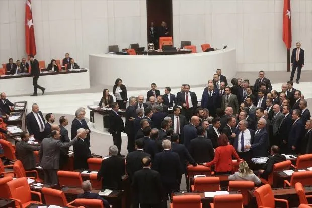 hdpli-mensur-isiktan-mecliste-skandal-sozler-vekiller-ayaklandi-1581657648738.jpg HDP'li Mensur Işık'tan Meclis'te skandal sözler! Vekiller ayaklandı - 3