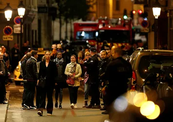 Paris'te yayalara bıçaklı saldırı