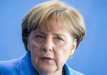 Merkel'in konvoyunda şüpheli araç