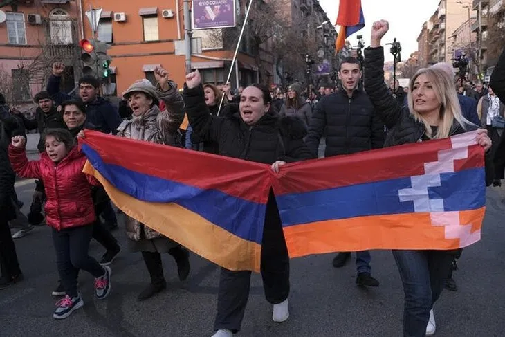 Son dakika: Ermenistan karıştı! Göstericiler hükümet binasını bastı