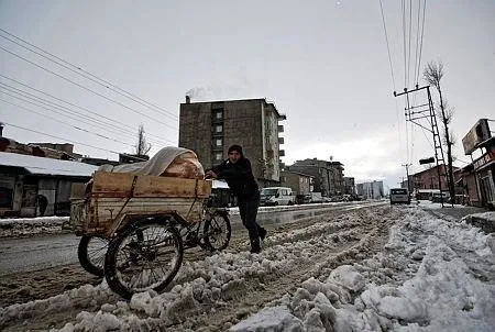 Kar yolları kapattı! Elektrikler kesildi, su şebekeleri dondu, okullar tatil - 4