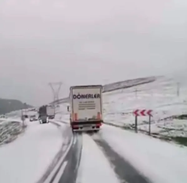 1687682781229.jpg Sahra Geçidi’ne yaz ortasında kar yağdı! Sürücüler zor anlar yaşadı - 2