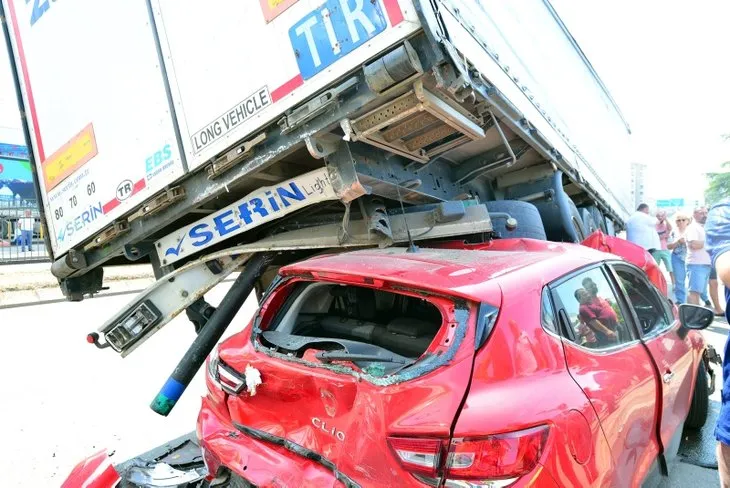 Trabzon’da feci kaza! Hurdaya dönen araçtan sağ çıktılar