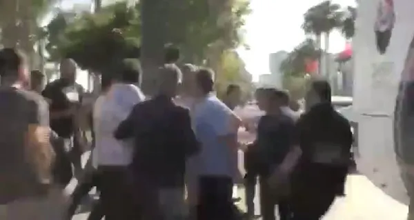 Zafer Partisi lideri Ümit Özdağ’ın korumaları dehşet saçtı! Korna basan sürücüye ’Sen bizim kim olduğumuzu biliyor musun’ dayağı