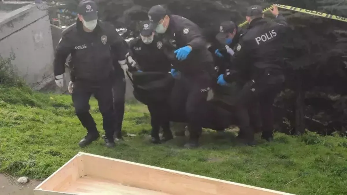 Bağcılar’da boş arazide erkek cesedi bulundu