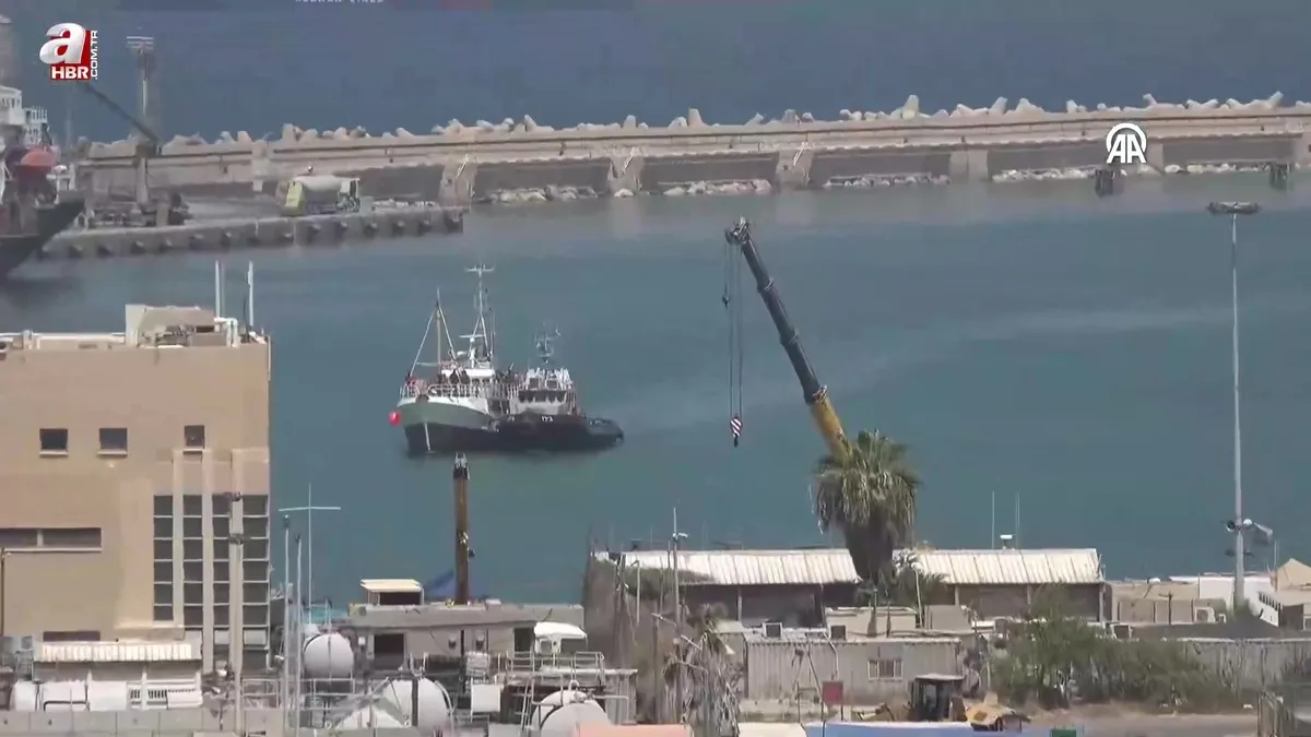 Katil İsrail'in uluslararası sularda alıkoyduğu Hanzala gemisi Aşdod Limanı'na getirildi