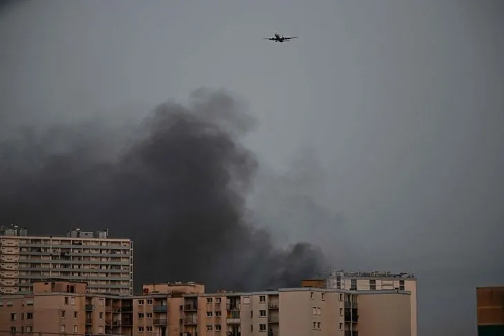 Fransa'da büyük isyan! Araçları alev topuna çevirdiler! 5 günlük sokağa çıkma yasağı