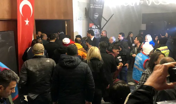 Son dakika: Kars Sarıkamış'ta etkinlik salonunun tavanı çöktü! Yaralılar var... - 1