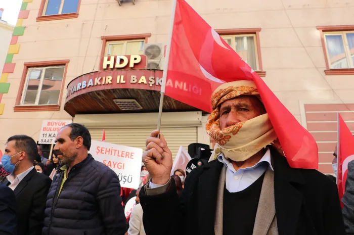 Diyarbakır annelerinden PKK'ya tepki: Pervin Buldan'ın kızı Avrupa'da geziyor benim kızım dağda - 3