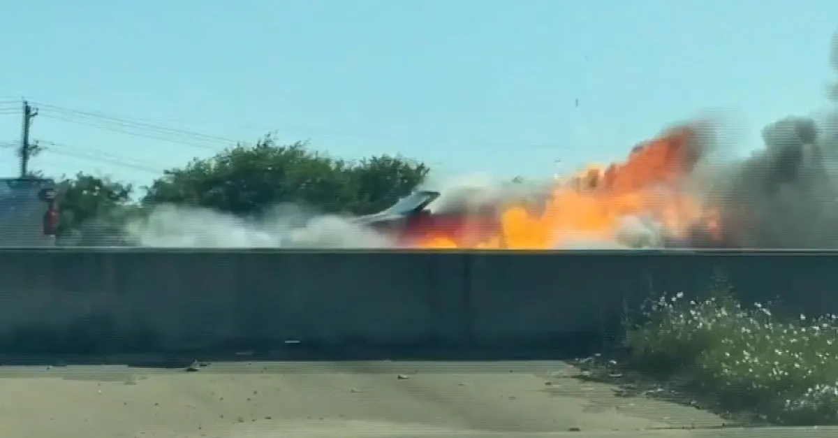 Otoyolda korkunç anlar! Lüks otomobil bomba gibi böyle patladı