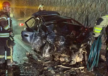 Yeni yılın ilk saatlerinde feci kaza! Araba hurdaya döndü