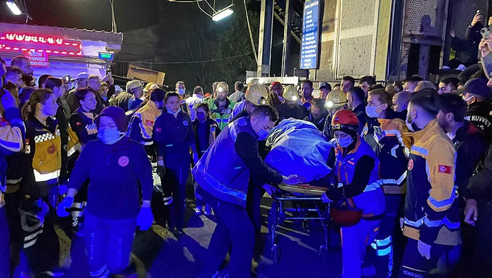 bartindaki-maden-faciasinda-yaralilar-ambulans-ucakla-boyle-tahliye-edildi-a-haber-goruntuledi-1665789184825.jpg Bartın'daki maden faciasında yaralılar ambulans uçakla böyle tahliye edildi! A Haber görüntüledi - 10