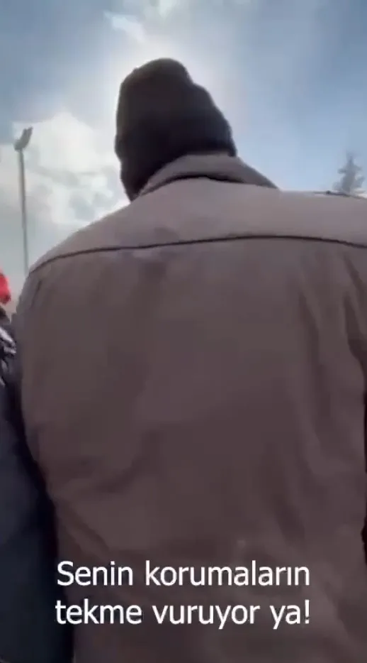 Ali Babacan’ın korumaları ’Devlet yok deyin’ talebini reddeden vatandaşı tekmeledi