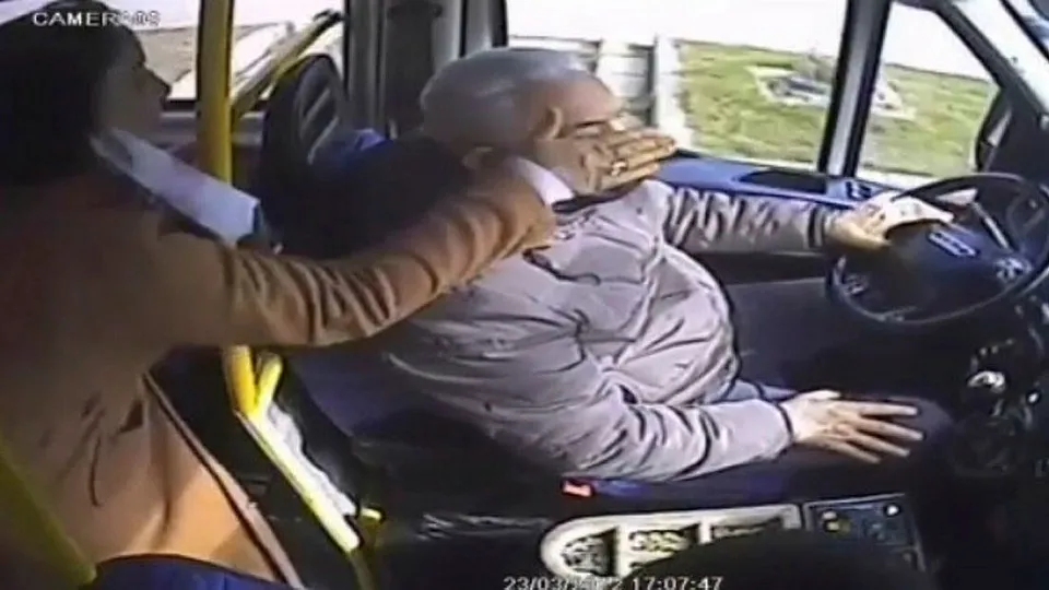 Pendik'te çileden çıkaran olay! Cinnet getiren kadın yolcudan şoföre Will Smith tokadı