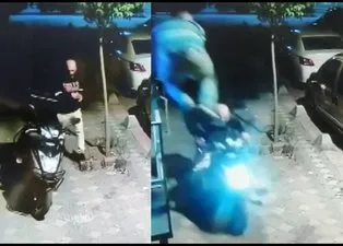 Motorunun çalındığını gören kurye hırsıza uçan tekme attı
