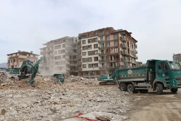 1680949894184.jpg Deprem felaketi sonrası Hatay! Enkaz kaldırma çalışmaları sürüyor: Kamyonlarının yoğunluğu havadan görüntülendi - 1
