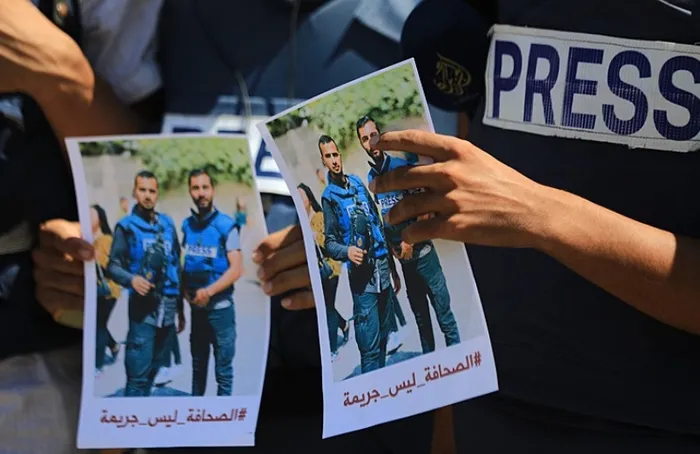 siyonistlerin-basin-suikastina-bmden-sert-tepki-haniyenin-evini-goruntulemek-isteyen-gazetecileri-katledildi-s-1722529778626.jpg Gazze'de gazetecilere yönelik saldırılar protesto edildi