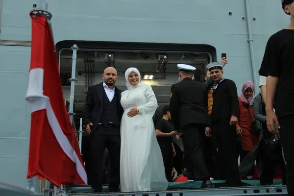 1683360783708.jpg Nikah sonrası TCG Anadolu ziyareti! Çiçeği burnunda çift: Unutulmaz bir anı olacak - 1