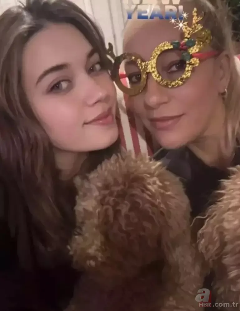 A.B.İ.'nin başrolü Afra Saraçoğlu'nun annesiyle pozuna yorum yağdı 6