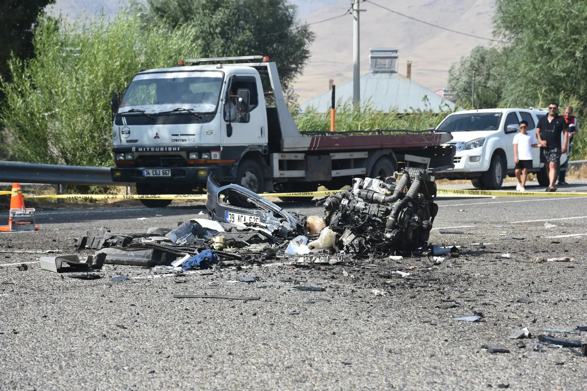 Van'da feci kaza! Kamyonet ile hafif ticari araç kafa kafaya çarpıştı: 2 ölü, 9 yaralı - 2