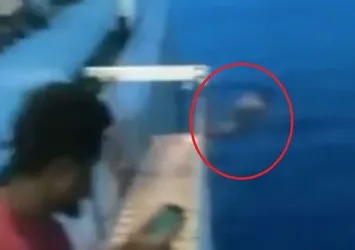 Feribotta koronavirüs paniği! Duyan denize atladı |Video