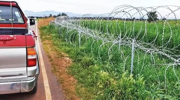 Rum kesiminde tel örgü ayaklanması! Bakanlığın önünü ördüler - 1