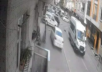 Esenyurt'ta minibüs küçük çocuğun üzerinden geçti! O anlar kamerada...