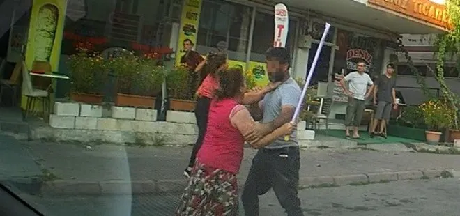 Kayseri’de eli sopalı kadın dehşeti! Önüne gelen erkeğe saldırdı