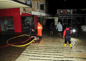 Antalya'da sağanak nedeniyle birçok iş yerini su bastı