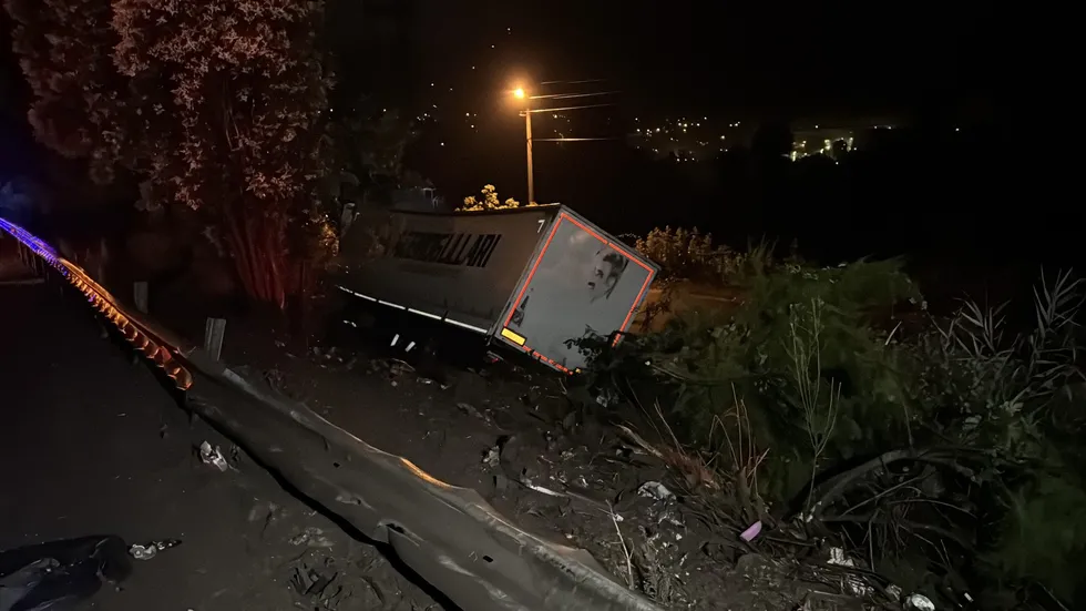 Anadolu Otoyolu'nda arızalanan otomobile tır çarptı: 7 yaşındaki çocuk hayatını kaybetti - 1