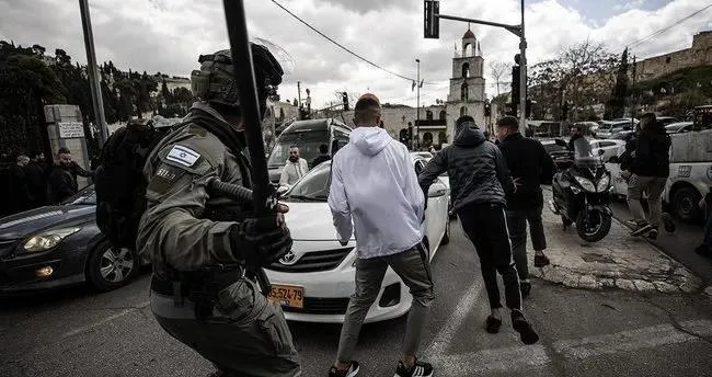 teror-devleti-israil-polisi-al-jazeeranin-ofisini-basti-ekipmanlara-el-koydular-1714924358654.jpeg Terör devleti İsrail polisi Al Jazeera'nın ofisini bastı! Ekipmanlara el koydular - 2