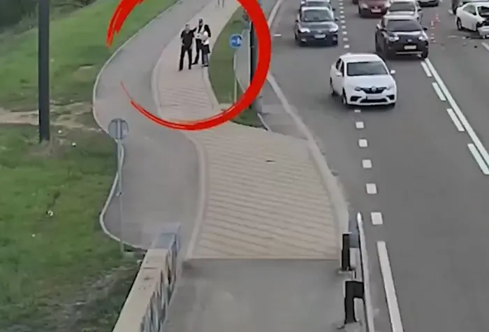 Şaşkına çeviren olay! Elektrik tellerine takılıp takla attı - 3
