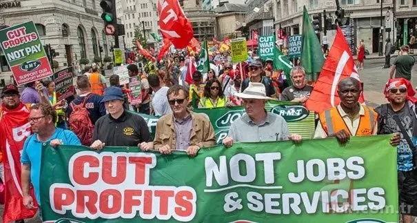Ekonomik krizdeki İngiltere’de grev büyüyor! Gösteri ve yürüyüşler ülke geneline yayıldı