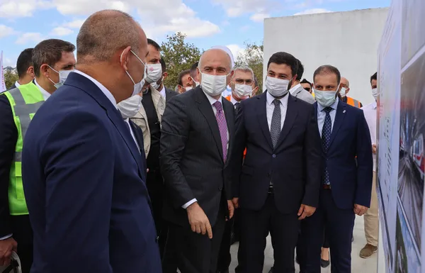 1630920400669.jpg Bakanı Karaismailoğlu Kağıthane metro istasyonundaki çalışmaları inceledi: Kasım ayında test sürüşlerini başlatacağız - 6