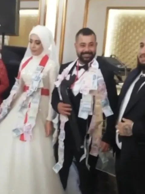 yeni-evlenen-cifte-tuhaf-taki-gelinin-surati-dustu-1638879423166.jpg Yeni evlenen çifte tuhaf takı! Gelinin suratı düştü - 7