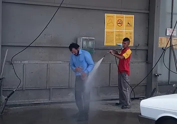 Sıcağa dayanamadı oto yıkamacıda duş aldı!
