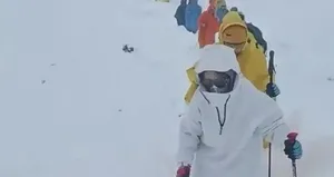 Dünyanın zirvesinde bin kişi mahsur kaldı