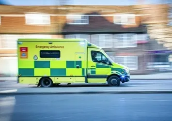 İngiltere’de sağlık sistemi alarm veriyor! BBC: Ambulanslar 1 saat sıra bekliyor