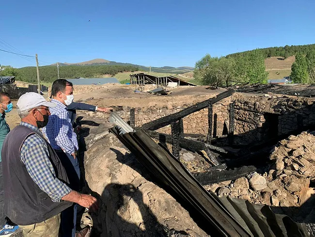 sarikamista-cikan-yanginda-4-ev-ve-5-ahir-kul-oldu-1624859033468.jpg Sarıkamış’ta çıkan yangında 4 ev ve 5 ahır kül oldu - 2