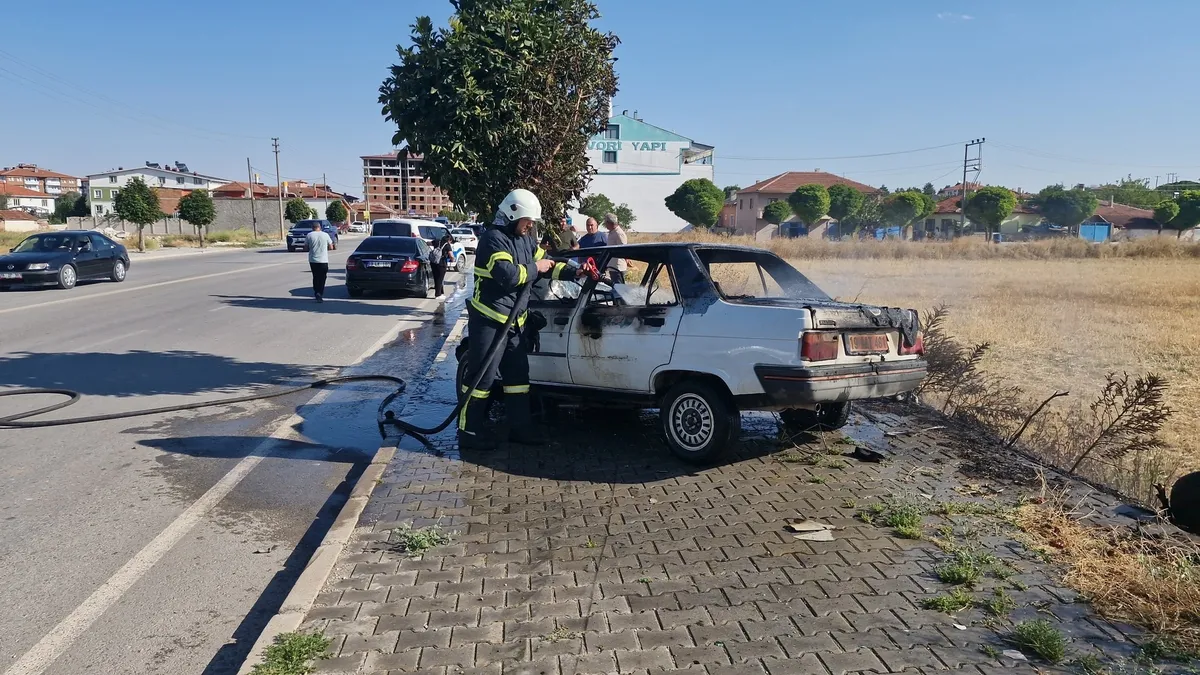 Çorum’da ağaca çarpan otomobil yandı: 1 yaralı