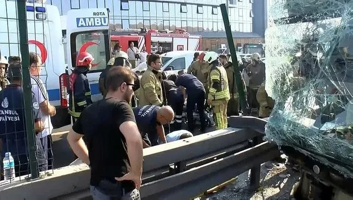 İBB’den geç gelen önlem: Metrobüs yol ayrımına tabela konuldu