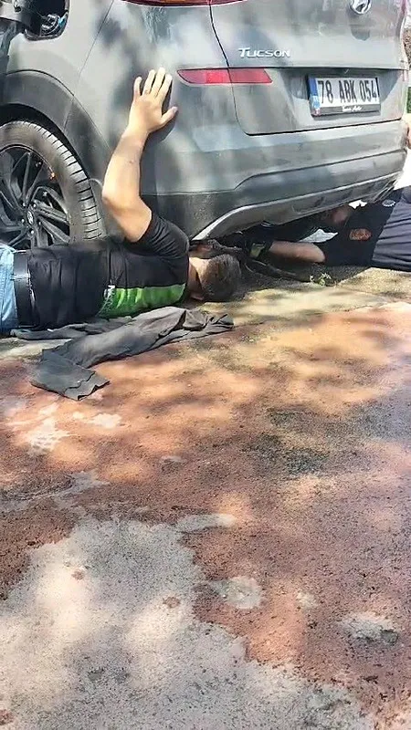 Aracının altına giren kedileri itfaiye çıkardı - 1
