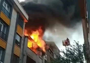 Sultangazi'de metruk bina alev alev yandı