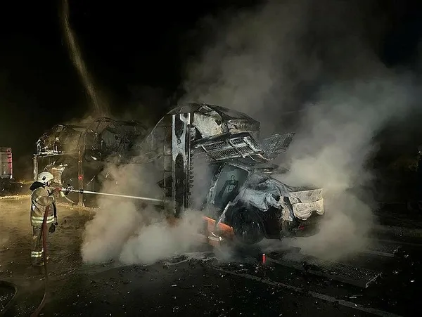 1696561253489.jpeg Tuzla'da TIR'la taşınan 6 elektrikli araç küle döndü - 4