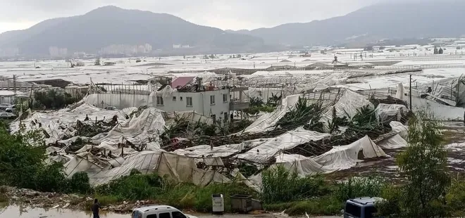 Mersin’de korkutan görüntüler! Fırtına ve hortum biri tır iki aracı devirdi çatıları uçurup seraları parçaladı