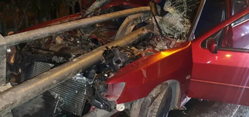 Köprü bariyeri otomobile ok gibi saplandı