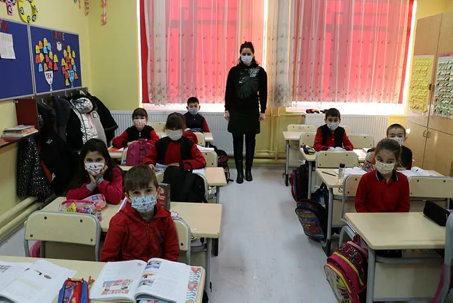 Bilim Kurulu üyesi Tevfik Özlü: Okullar 'hibrit eğitim'le başlayabilir - 4