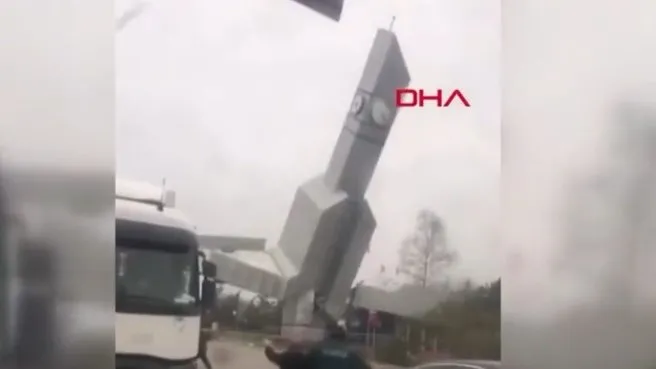 İstanbul'da fırtına felaketi! Avcılar'da kulübe uçtu, Çatalca'da saat  kulesi devrildi - AHaber Son Dakika Video İzle